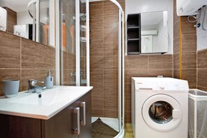 Shower, hair dryer, towels - Apartment 'Casa Anpi' with Pool View, Wi-Fi, Garden & Terrace (Costa Antigua)