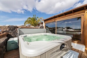 Outdoor spa tub - VillaSal House with Partial Sea Views, Pool, Wi-Fi, Garden & Terrace (Playa Blanca)