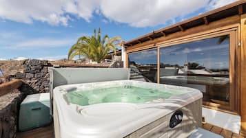 Bañera de hidromasaje al aire libre