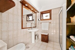 Bathtub, hair dryer, towels - VillaSal House with Partial Sea Views, Pool, Wi-Fi, Garden & Terrace (Playa Blanca)