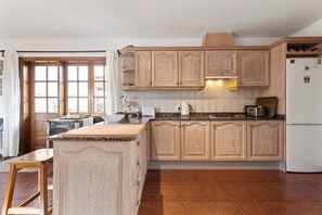 Een koelkast, een magnetron, een oven, een kookplaat