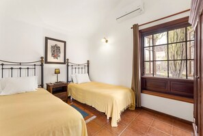 3 slaapkamers, een strijkplank/strijkijzer, gratis wifi, beddengoed