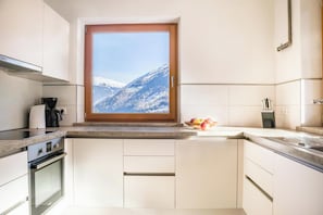 Kühlschrank, Ofen, Herdplatte, Geschirrspüler