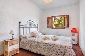 3 slaapkamers, een strijkplank/strijkijzer, gratis wifi, beddengoed