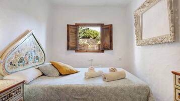 3 bedrooms, iron/ironing board, free WiFi, bed sheets