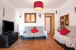 Een televisie en een open haard