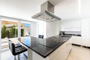 Frigorífico, microondas, horno y placa de cocina