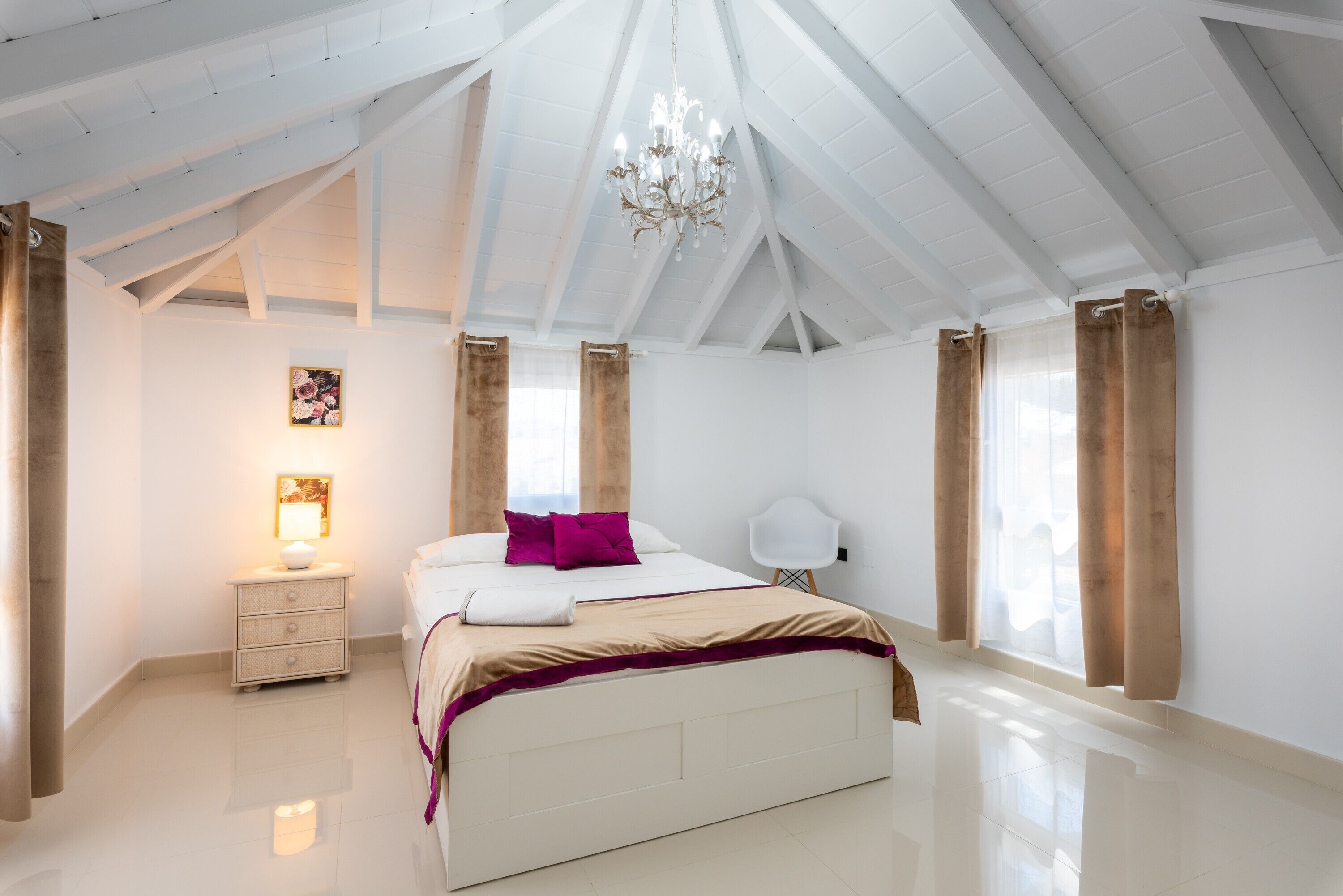 5 室のベッドルーム、アイロン / アイロン台、WiFi (無料)、ベッドシーツ