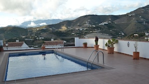 A rooftop pool with a view of mountains and houses. - Holiday Home Casa Curumbico with Sea & Mountain View, Garden and Wi-Fi (Almunecar)