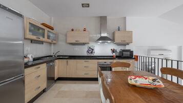 Jääkaappi, mikroaaltouuni, uuni, liesi