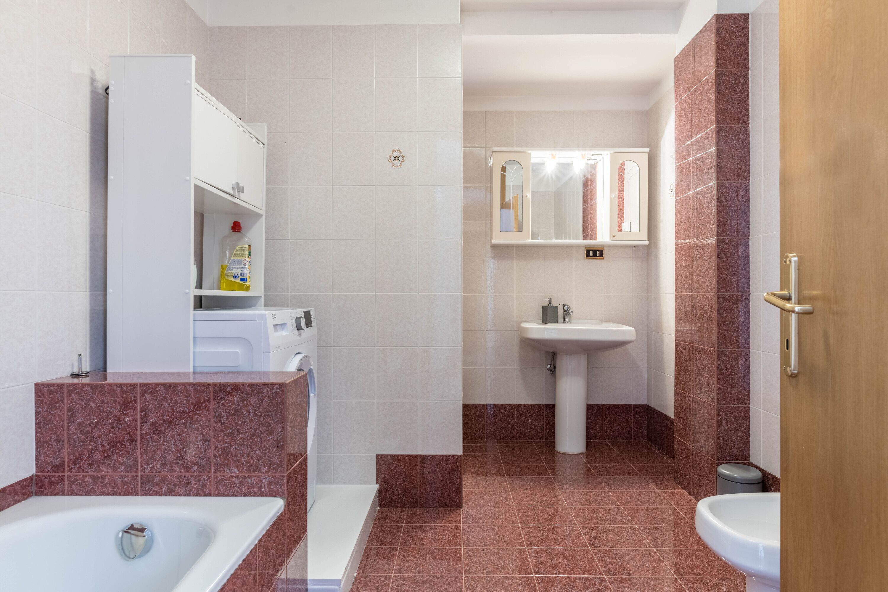 Badewanne, Haartrockner, Handtücher