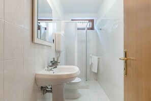 Baignoire, sèche-cheveux, serviettes fournies