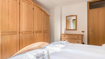 3 bedrooms, iron/ironing board, free WiFi, bed sheets