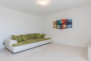 TV, fireplace - Apartment "Dorsino" with Mountain View, Balcony and Wi-Fi (San Lorenzo Dorsino)