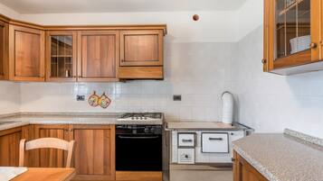 Frigorifero, microonde, forno, piano cottura
