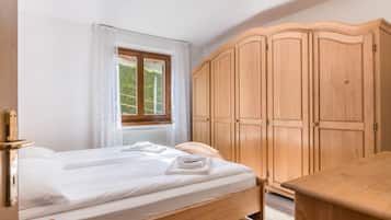 3 bedrooms, iron/ironing board, free WiFi, bed sheets