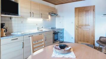 Fridge, oven, stovetop, coffee/tea maker