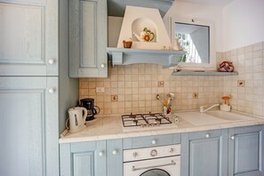 Een koelkast, een oven, een kookplaat, een vaatwasser