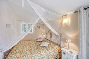 1 bedroom, iron/ironing board, free WiFi, bed sheets - Holiday Home 'Paola E Del Poeta' with Shared Pool, Private Garden and Wi-Fi (Dolcedo)