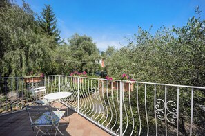 Property grounds - Holiday Home 'Paola E Del Poeta' with Shared Pool, Private Garden and Wi-Fi (Dolcedo)