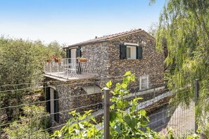 Property grounds - Holiday Home 'Paola E Del Poeta' with Shared Pool, Private Garden and Wi-Fi (Dolcedo)