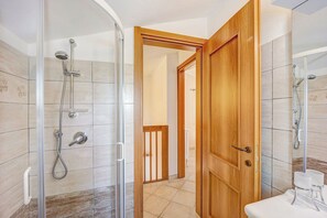 Shower, towels - Holiday Home 'Paola E Del Poeta' with Shared Pool, Private Garden and Wi-Fi (Dolcedo)