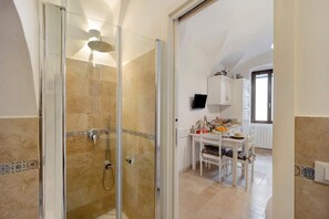 Dusche, Haartrockner, Handtücher