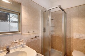 シャワー、ヘアドライヤー、タオル