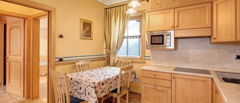 Frigorífic, microones, placa de cuina i cafetera i tetera