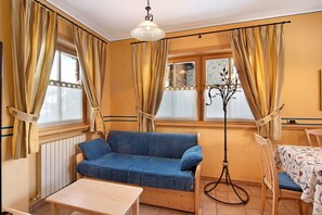 TV - Chalet Betty Apartment Muf with Mountain View, Wi-Fi, Balcony & Garden (Livigno)