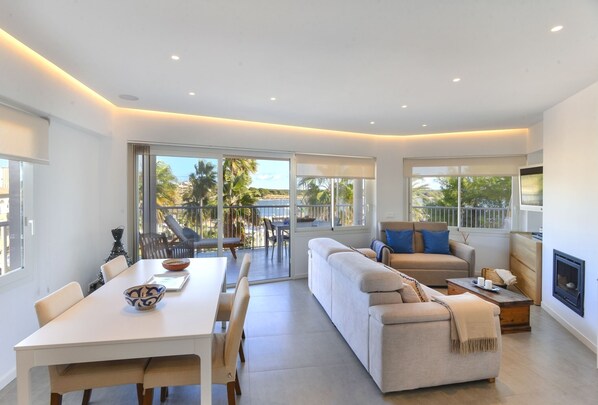 Télévision, cheminée