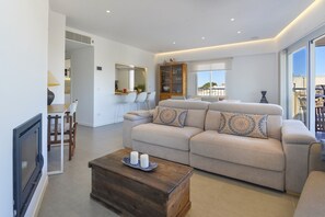 Ein modernes Wohnzimmer mit einer Couch, einem Couchtisch und einem Essbereich.