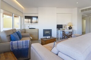 Una televisión, una chimenea