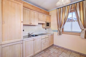 Kühlschrank, Mikrowelle, Herdplatte, Geschirrspüler