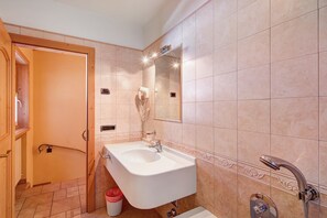 Baignoire, sèche-cheveux, serviettes fournies