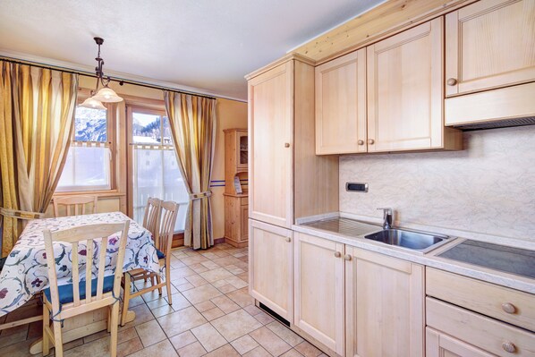 Kühlschrank, Mikrowelle, Herdplatte, Geschirrspüler