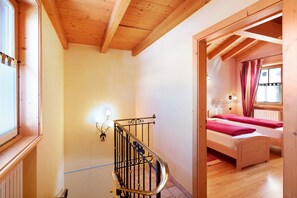 Interior - Chalet "Betty Apartment Larasc" with Mountain View, Wi-Fi, Balcony & Garden (Livigno)