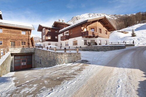 Chalet "Betty Apartment Larasc" avec vue sur montagne, Wi-Fi, balcon et jardin