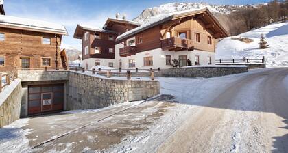 Chalet "Betty Apartment Larasc" avec vue sur montagne, Wi-Fi, balcon et jardin