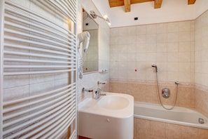Bathtub, hair dryer, towels - Chalet "Betty Apartment Larasc" with Mountain View, Wi-Fi, Balcony & Garden (Livigno)