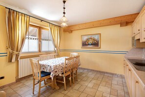 Dining - Chalet "Betty Apartment Larasc" with Mountain View, Wi-Fi, Balcony & Garden (Livigno)