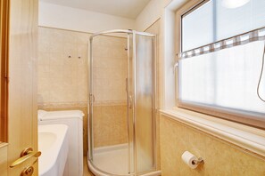 Badewanne, Haartrockner, Handtücher