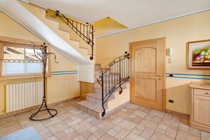 Interior - Chalet "Betty Apartment Larasc" with Mountain View, Wi-Fi, Balcony & Garden (Livigno)