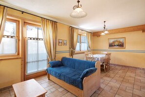 TV - Chalet "Betty Apartment Larasc" with Mountain View, Wi-Fi, Balcony & Garden (Livigno)