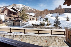 Property grounds - Chalet "Betty Apartment Larasc" with Mountain View, Wi-Fi, Balcony & Garden (Livigno)