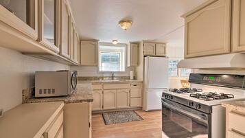 Frigorífico, microondas, placa de cocina y lavavajillas