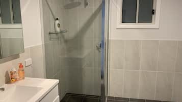 Shower, hair dryer, towels, shampoo