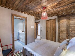 5 bedrooms, free WiFi, bed sheets - 4-bedroom apartment for 10 in central Courchevel 1850 (Courchevel 1850)