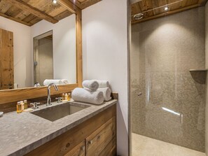 Hair dryer, towels - 4-bedroom apartment for 10 in central Courchevel 1850 (Courchevel 1850)