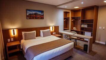 Deluxe Room, 1 Katil Ratu (Queen), Pool View | Peti besi dalam bilik, meja